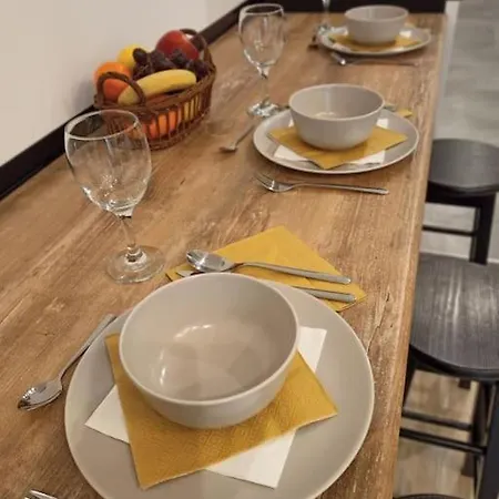 Apartman Yellow Window